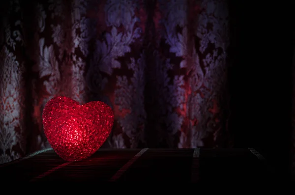 Aftelkalender voor Valentijnsdag samenstelling met zoete branden veelkleurige hart op donkere achtergrond, selectieve aandacht of liefde wenskaart hart rood groen roze geel — Stockfoto