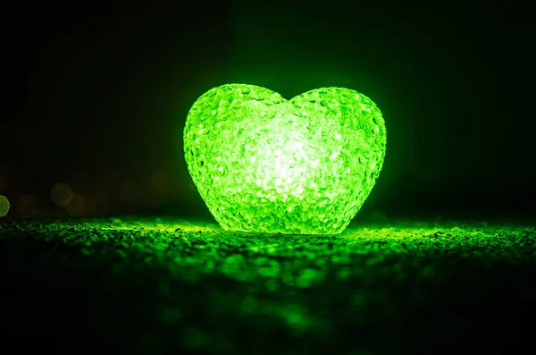 День святого Валентина композиция со сладким горящим разноцветным сердцем на темном фоне, избирательный фокус, или любовь поздравительная открытка сердца красный зеленый розовый желтый — стоковое фото