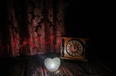 Sevgililer günü kompozisyon koyu arka plan ve eski vintage saat, zaman ve aşk kavramı, seçici odak veya sevgi tebrik kartı kalp kırmızı yeşil pembe sarı renkli kalp yanan sweet ile