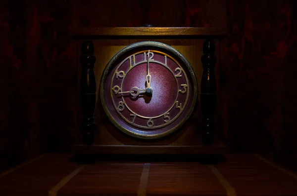 Conceito de tempo - vintage cara relógio de madeira com textura grunge no fundo de cortina marrom vermelho escuro, nove horas — Fotografia de Stock