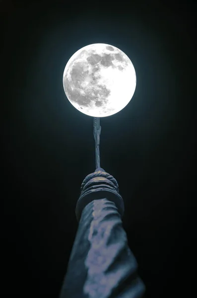 Lampione in tarda serata con sfondo cielo blu profondo, lampione rotondo come la luna surreale — Foto Stock