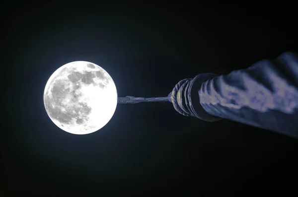 Lyktstolpe i slutet av kvällen med djupblå himmel bakgrund, Street lampa runda som månen surrealistiskt — Stockfoto
