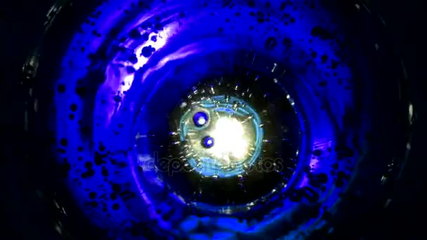 Абстрактні бульбашки у воді, як у просторі на фоні зеленого лайма червоний апельсин фіолетовий синій різнокольоровий фон, або гаряча вода в склі крупним планом — стокове відео