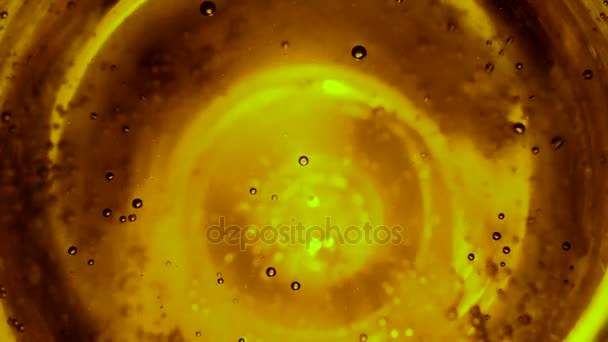 Close-up van abstracte bubbels in het water als in de ruimte tegen groene kalk rood oranje violet roze blauw multicolor achtergrond, of koolzuurhoudende water in glas — Stockvideo