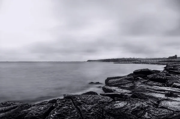 Kustnära scen, marinmålning, molnig himmel. Vackra marinmålning. Havet och rock på solnedgången i vintertid. Kaspiska havet, Apsjeron, Azerbajdzjan gråskala — Stockfoto