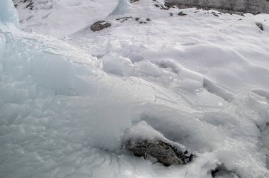 Kış doku dondurulmuş kış yerde kırık buz parçalarını kapsayan ışık beyaz kar ile donmuş su, buz blokların açık görünüm