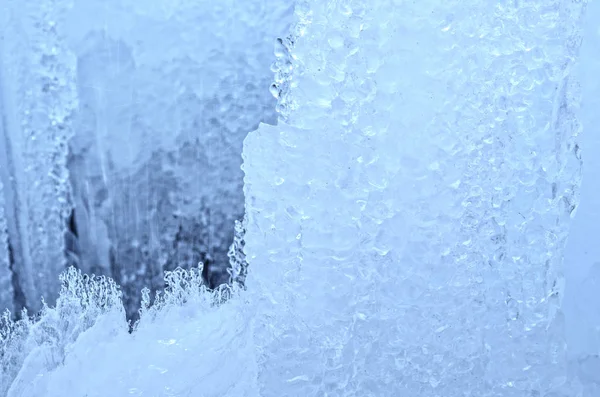 Vista ao ar livre de blocos de gelo em água congelada em textura de inverno com neve branca clara cobrindo pedaços de gelo rachado em um chão de inverno congelado — Fotografia de Stock