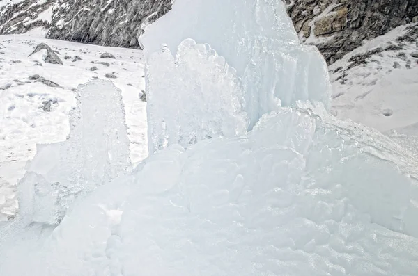 Vista ao ar livre de blocos de gelo em água congelada em textura de inverno com neve branca clara cobrindo pedaços de gelo rachado em um chão de inverno congelado — Fotografia de Stock