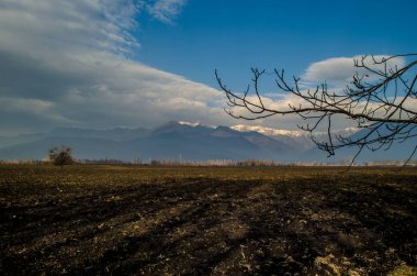 Kar dağ manzarası, mounatins ve alanları kış zaman bulutlu peyzaj kaplı. Kafkasya, Azerbaycan, Qax Şəki Zaqatala