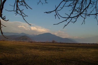 Kar dağ manzarası, mounatins ve alanları kış zaman bulutlu peyzaj kaplı. Kafkasya, Azerbaycan, Qax Şəki Zaqatala