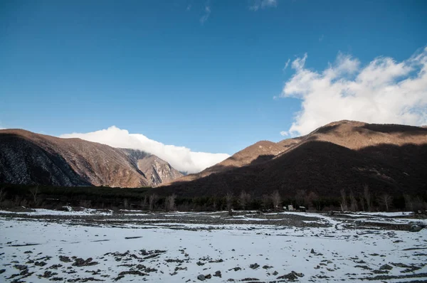 Красивий краєвид зими сніжні більшої кавказьких гір. Сонячна погода, дерева хмари поля Азербайджан природи — стокове фото
