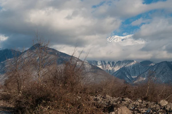 Красивый ландшафт снежной зимы больших гор Кавказа. Солнечная погода, деревья, облака природы Азербайджана — стоковое фото