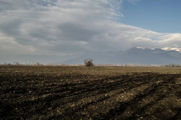 Paisaje de montaña cubierto de nieve, paisaje nublado de montañas y campos en invierno. Cáucaso, Azerbaiyán, Gakh Sheki Zagatala —  Fotos de Stock