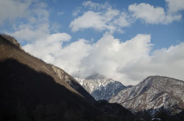 Beautiful Landscape of snowy winter greater Caucasus mountains. Sunny weather, trees clouds fields of Azerbaijan nature — Stock Photo, Image