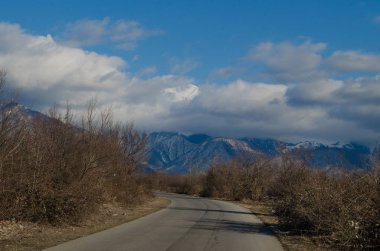 Dağın içine gidiyor yol asfalt manzara ağaçlar, köy ve orman yerler geçer. veya günbatımı kırsal yerlerde, Azerbaycan