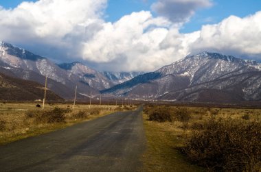 Dağın içine gidiyor yol asfalt manzara ağaçlar, köy ve orman yerler geçer. veya günbatımı kırsal yerlerde, Azerbaycan