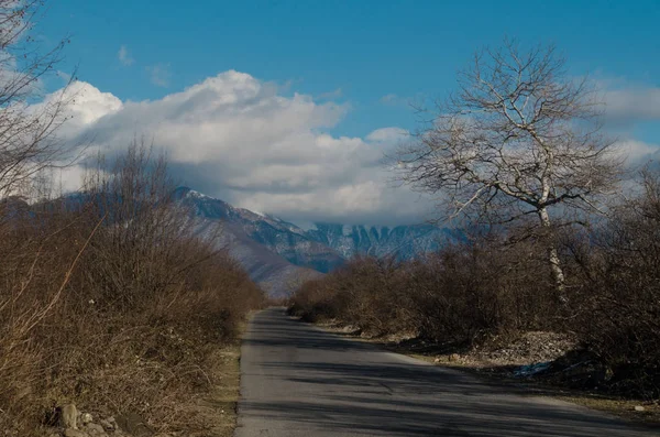 Paisaje de camino de asfalto que va hacia los pasos de montaña a través de los árboles, pueblos y lugares forestales. o lugares rurales de Azerbaiyán al atardecer — Foto de Stock