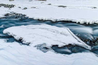 Kış nehir manzarası. Kar Azerbaycan dağlarında akışı kaplı. Caucasus