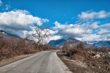 Dağın içine gidiyor yol asfalt manzara ağaçlar, köy ve orman yerler geçer. veya günbatımı kırsal yerlerde, Azerbaycan