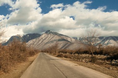 Dağın içine gidiyor yol asfalt manzara ağaçlar, köy ve orman yerler geçer. veya günbatımı kırsal yerlerde, Azerbaycan