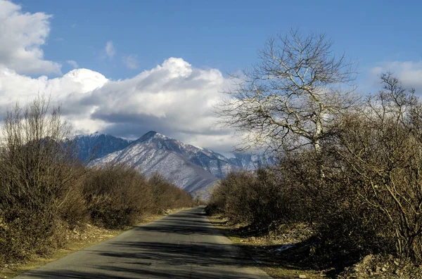 Dağın içine gidiyor yol asfalt manzara ağaçlar, köy ve orman yerler geçer. veya günbatımı kırsal yerlerde, Azerbaycan