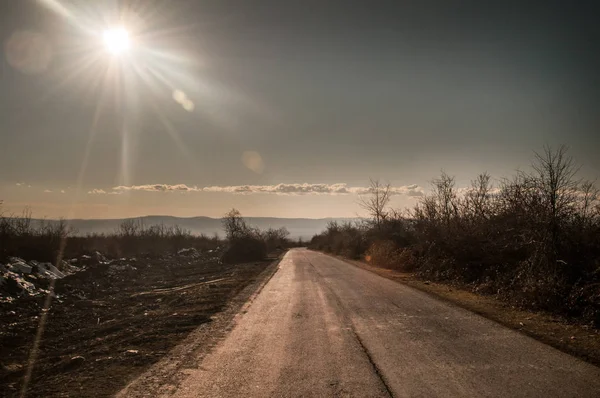 Krásná krajina země vedlejší silnice se stromy v zimním období při západu slunce. Ázerbájdžán, Kavkaz, Sheki, Gakh, Zagatala — Stock fotografie