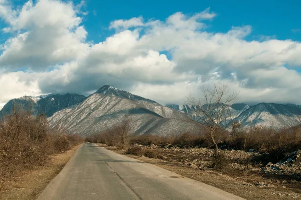 Paisagem de estrada de asfalto saindo para a montanha passa pelas árvores, aldeias e lugares de floresta. ou lugares rurais do Azerbaijão ao pôr do sol — Fotografia de Stock