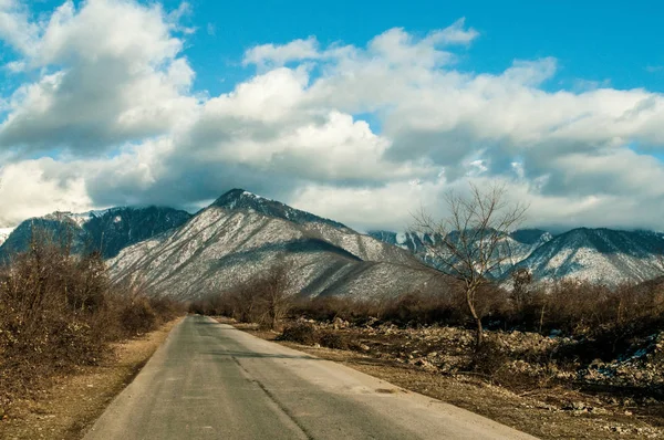 Paisagem de estrada de asfalto saindo para a montanha passa pelas árvores, aldeias e lugares de floresta. ou lugares rurais do Azerbaijão ao pôr do sol — Fotografia de Stock