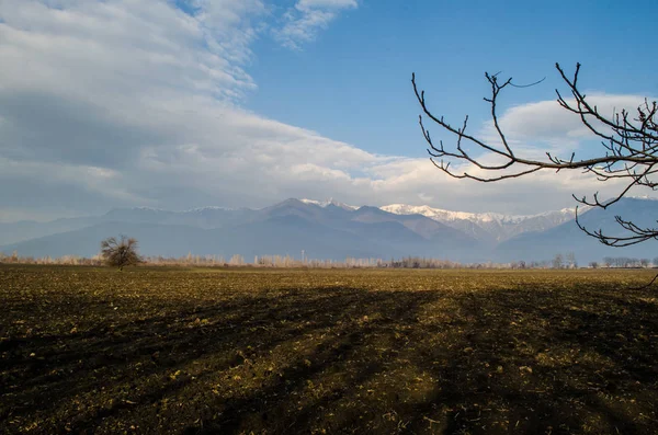 Paisaje de camino de asfalto que va hacia los pasos de montaña a través de los árboles, pueblos y lugares forestales. o lugares rurales de Azerbaiyán al atardecer —  Fotos de Stock