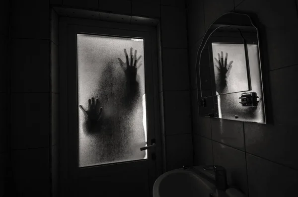 Horror mujer en ventana madera mano celebrar jaula miedo escena halloween concepto silueta borrosa de bruja — Foto de Stock