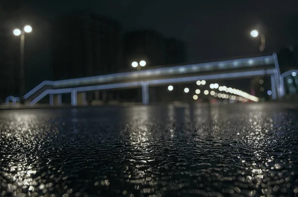 バクー市の雨の夜、車のヘッドライトは霧の中から輝きます。分割線は、選択と集中のレベルからビューをクローズ アップ — ストック写真