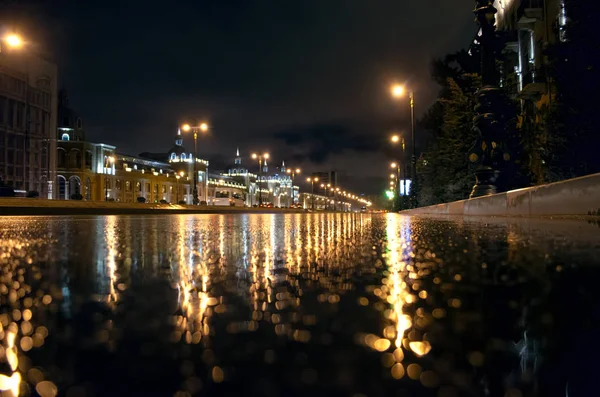 Noche lluviosa en la ciudad de Bakú, los faros de los coches brillan a través de la niebla. Vista de cerca desde el nivel de la línea divisoria, enfoque selectivo —  Fotos de Stock