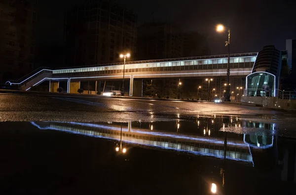 Esős este a Baku város, az autók fényszórói ragyog a ködben. Zár megjelöl kilátás a választóvonal, szelektív összpontosít szintről — Stock Fotó