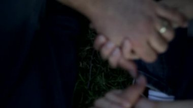 Aşk kavramı. Çiftlerin görünümü kadar yakın onlar birbirlerini önünde oturan olarak parmak ile oynarken sıktı, eller. Seçici odak