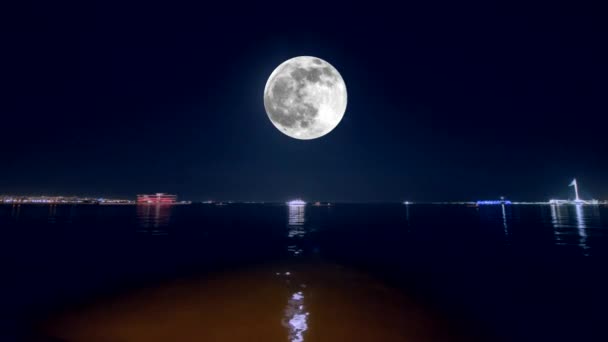 Super maan stijgt boven de zee in Baku, Azerbaijan — Stockvideo