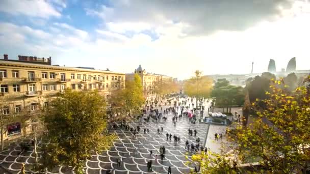 Baku Timelapse av stadens trafik. Personer som rör sig snabbt på down town av fontän fyrkantig. Zooma ut moln flyttar — Stockvideo