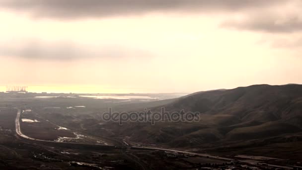 Красиві cloudscape по горах та міської забудови, Timelapse тінь хмари, переміщення на заході сонця в Баку, Азербайджан — стокове відео