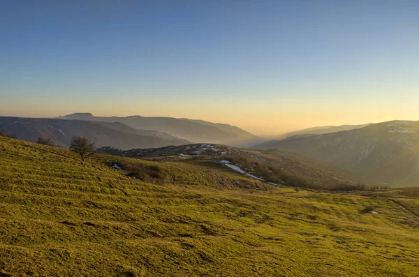 Schöne Landschaft in den Bergen mit der Sonne in der Morgendämmerung. Berge bei Sonnenuntergang. Azerbaijan, großer Kaukasus — Stockfoto