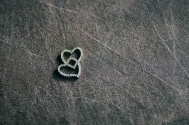 Tekstil arka plan, Sevgililer günü için aşk kavramı üzerinde iki altın kalp kolye