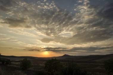 Güzel bir akşam görünümü Azerbaycan dağlar yeşil otlar çayırlar ve hills adlı günbatımı zamanı. Yaz Zamanı