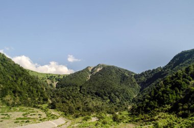 Güzel yaz peyzaj dağlar, yeşil çayırlar ve koyu mavi gökyüzü bulutlu. Büyük Caucasus. Azerbaycan. Qax. Ilısu