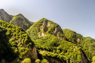 Güzel yaz peyzaj dağlar, yeşil çayırlar ve koyu mavi gökyüzü bulutlu. Büyük Caucasus. Azerbaycan. Qax. Ilısu