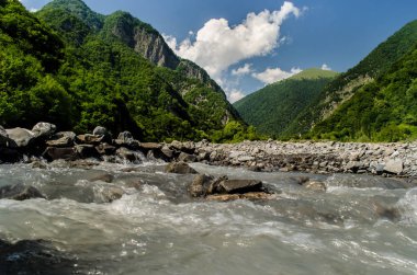 Dağ nehir akarsu manzarası