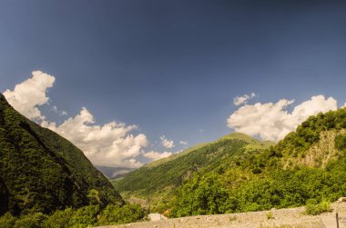 Güzel yaz peyzaj dağlar, yeşil çayırlar ve koyu mavi gökyüzü bulutlu. Büyük Caucasus. Azerbaycan. Qax. Ilısu