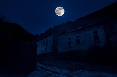 Ilısu dağ köyü yamaca güzel manzara. Büyük Kafkas Dağları gece dolunay ışık. Azerbaycan doğa