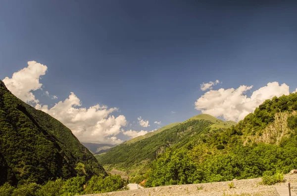 美丽的夏天景观的山，绿色的草地和暗蓝色的天空和云。大高加索地区。阿塞拜疆。嘎。伊利苏 — 图库照片
