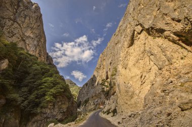 Rocky Dağları, yatay, güneşli gökyüzü bulutlu. Güzel Caucasus doğa. Azerbaycan Quba