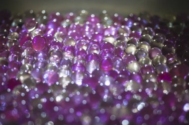 Mermer kristal berraklığında topu, gökkuşağı renkli parlak arka plan parıldıyor. Seçici odak. Çok renkli