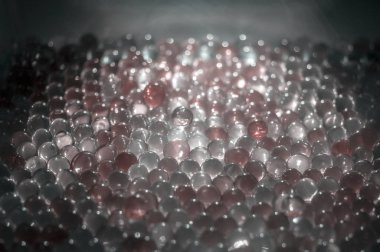 Mermer kristal berraklığında topu, gökkuşağı renkli parlak arka plan parıldıyor. Seçici odak. Çok renkli