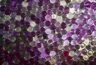 Mermer kristal berraklığında topu, gökkuşağı renkli parlak arka plan parıldıyor. Seçici odak. Çok renkli